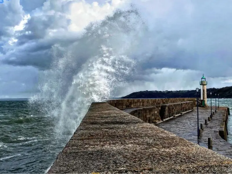 Les grande marée sur la jetée de Binic, Bretagne